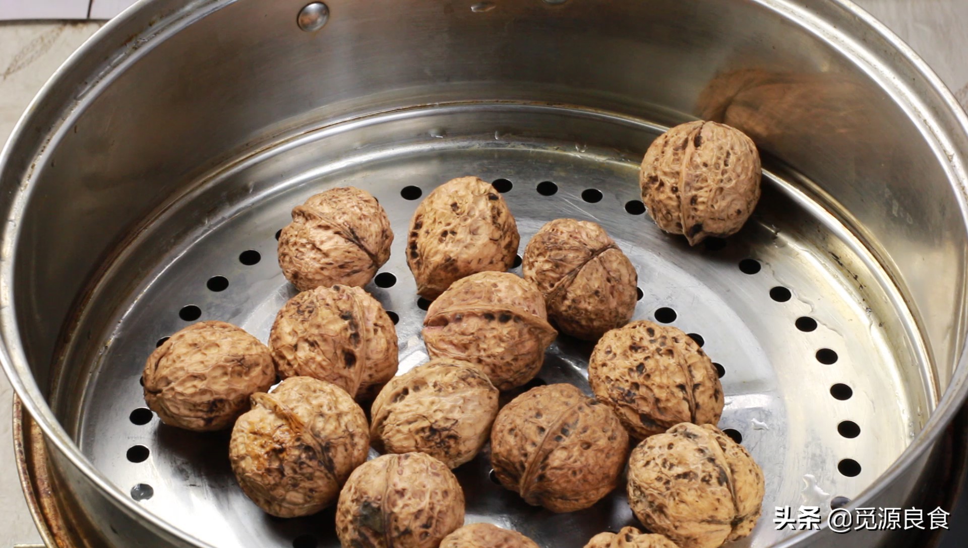 怎么快速剥完整的核桃仁,快速剥新鲜核桃小妙招