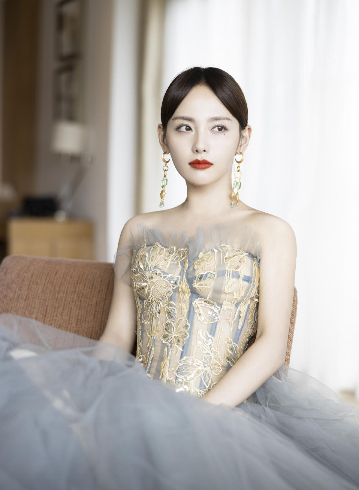 张嘉倪穿一字肩蓬蓬裙,张嘉倪抹胸裙造型