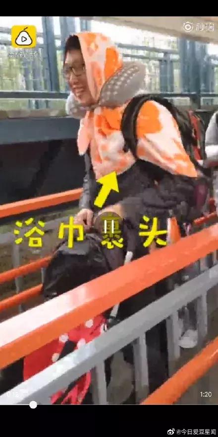 棉被护体！浴巾裹头！冷空气发飙，游客使出抗冻奇招：再冷我们都要玩