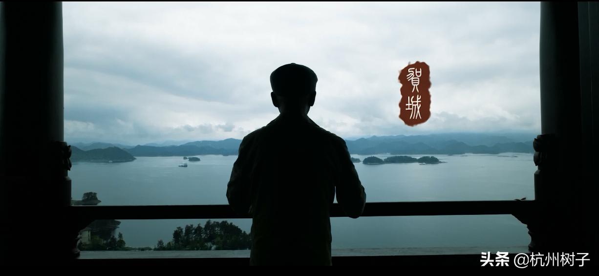 每个镜次拍摄的时候，和每个演员多多交流