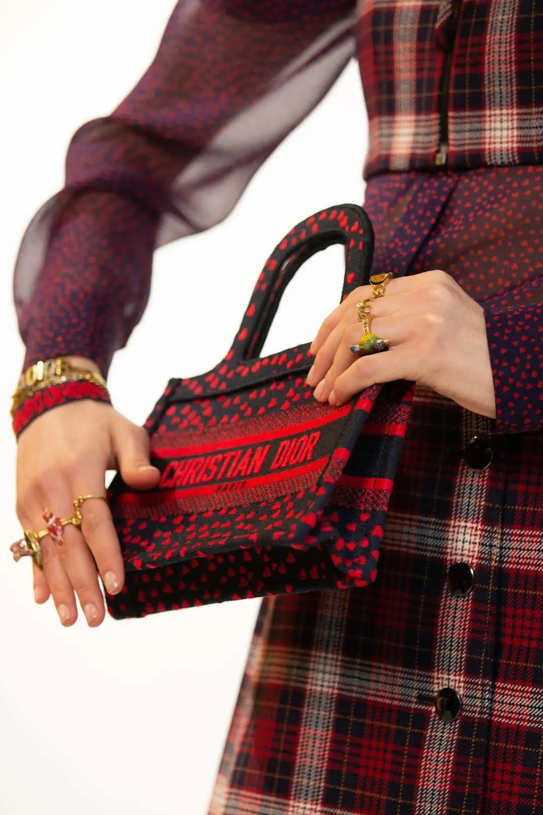 迪奥dior2020走秀冬季款运动鞋,dior2012春夏走秀视频完整版