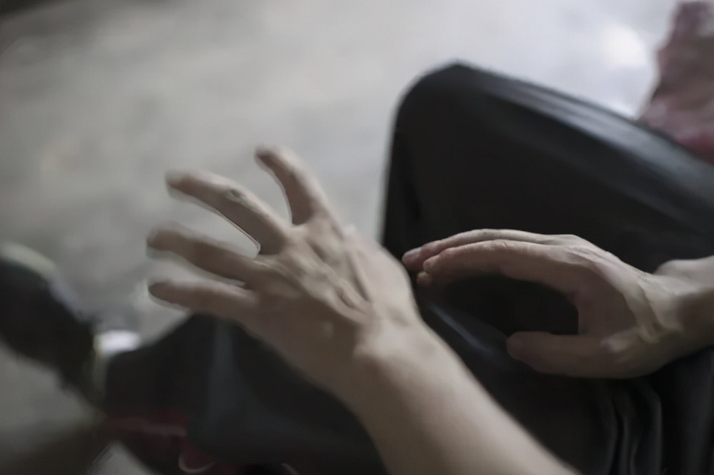 颤抖的手让人心酸,经历的辛酸只有自己懂