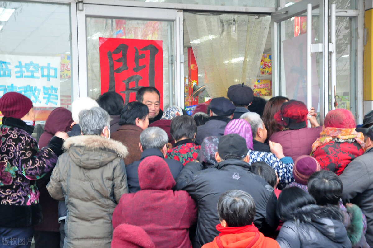 河南李大妈开超市一年盈利100万,大妈摆摊卖蔬菜年赚65万厉害了