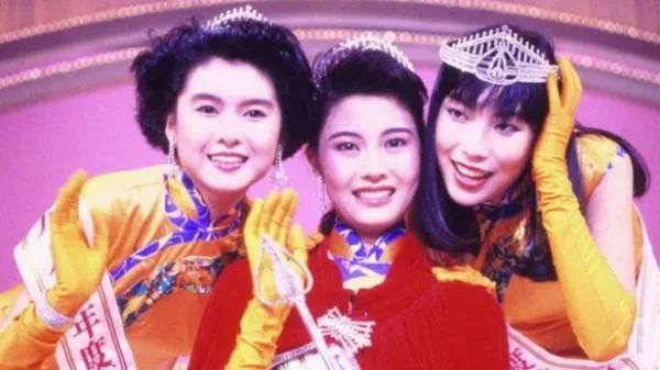 夹在贾琏和凤姐之间的人,夹在男人中间的女人