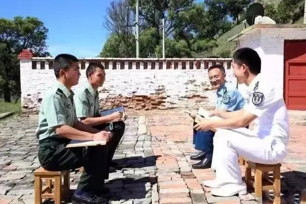 突然,女剑客发来消息