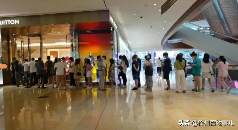 人人人…广州奢侈品店门口大排长龙！网友：贫穷限制了我的想象