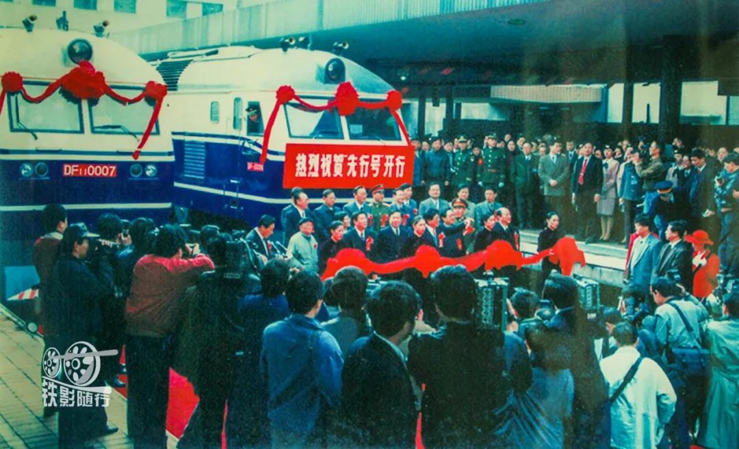 铁影车,东风11型内燃机车照片