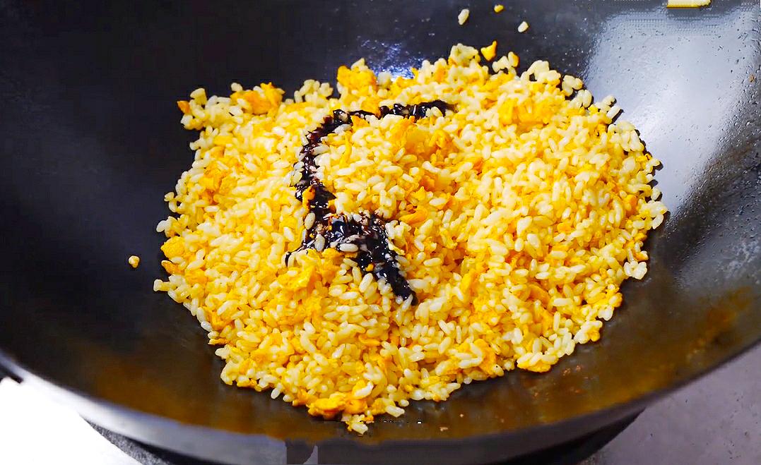 蛋炒饭好吃教程,蛋炒饭最好吃做法加酱油