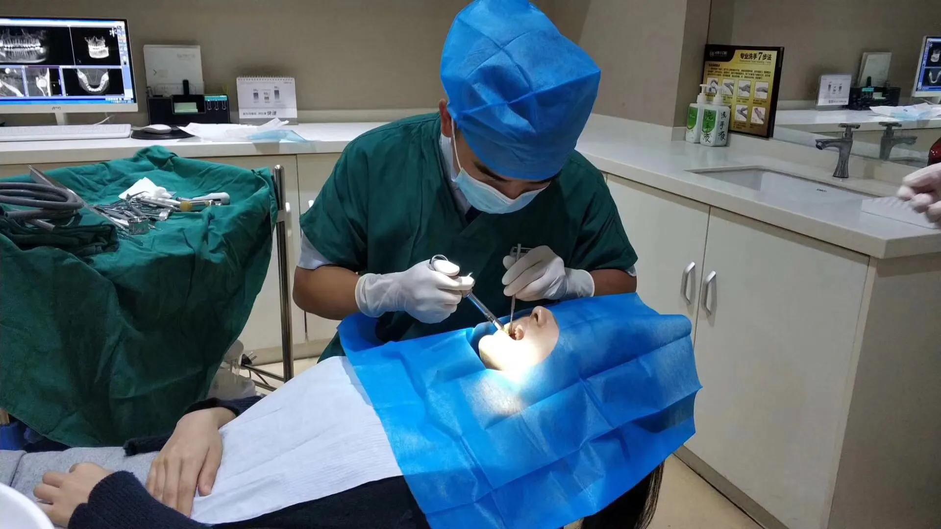 牙齿凹槽有黑色污垢是怎么回事,牙齿里面剔出来的残渣怎么是臭的