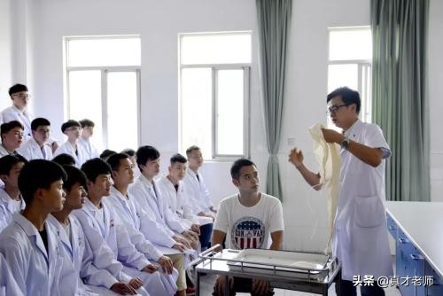 学医和计算机专业哪个就业前景好,自考医学类专业哪些最好就业