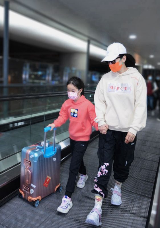 李宇春邓超龚俊等明星上脚国货，杨幂的这双回力却引来抄袭争议？