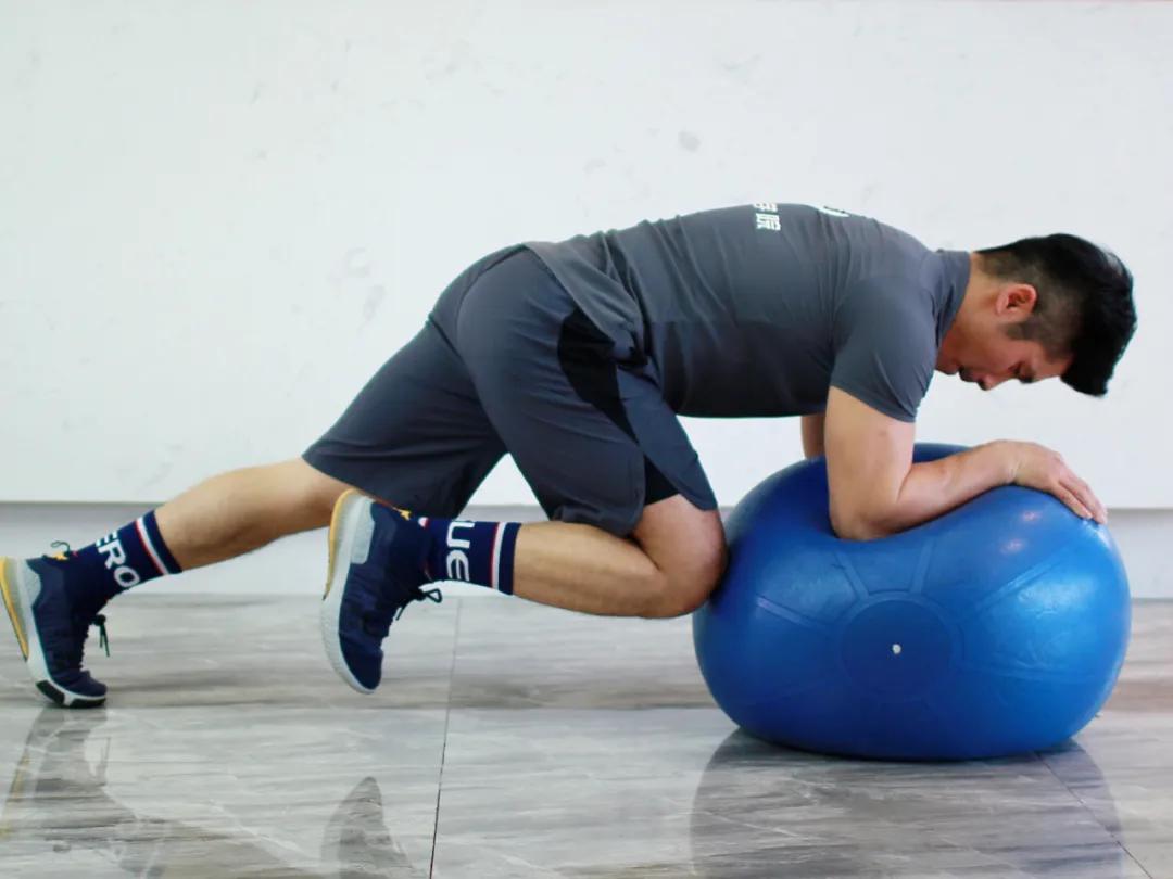 瑜伽球找平衡感,耀耀健身