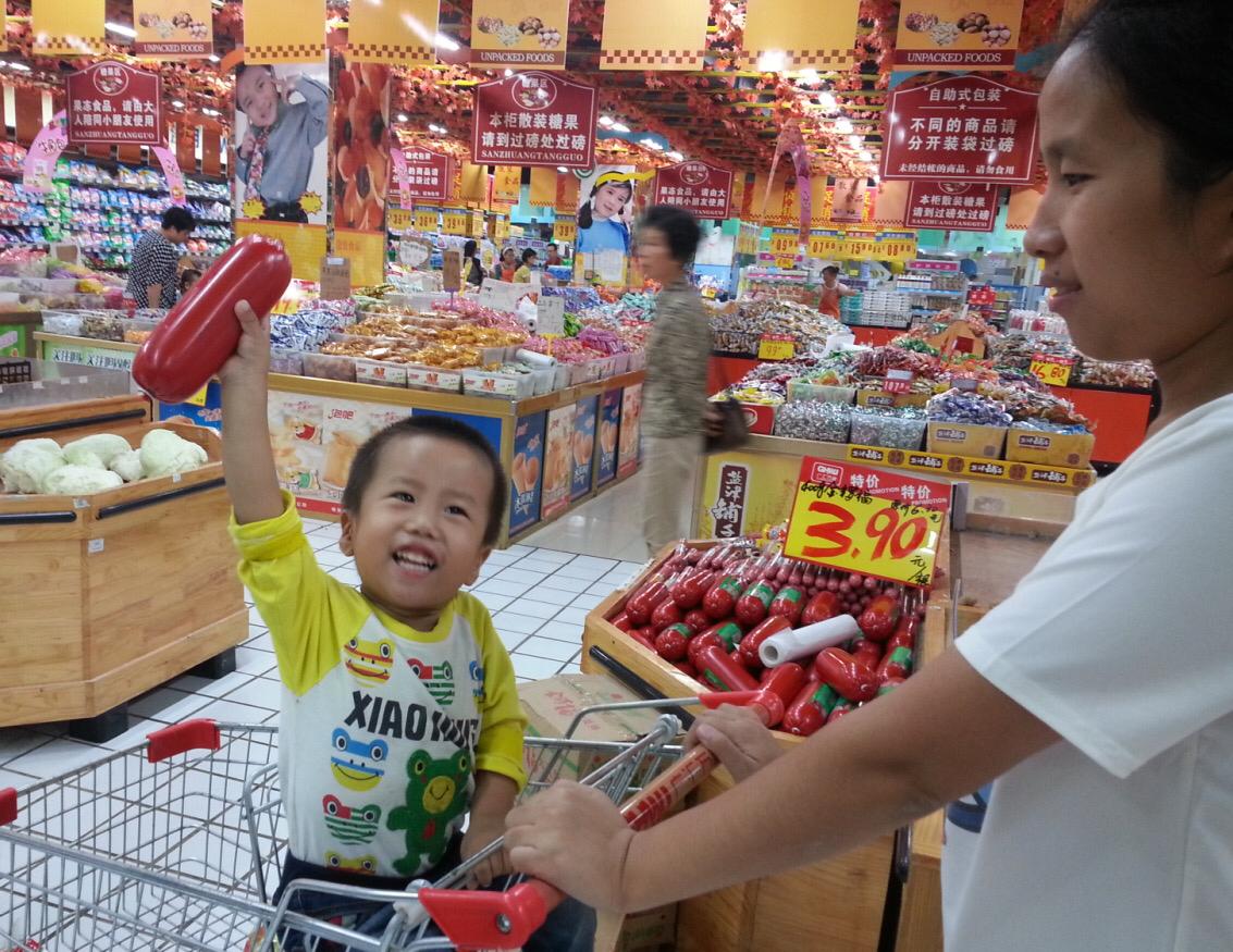 三岁儿子超市随手拿口香糖没付钱,孩子在超市买东西忘记付钱怎么办