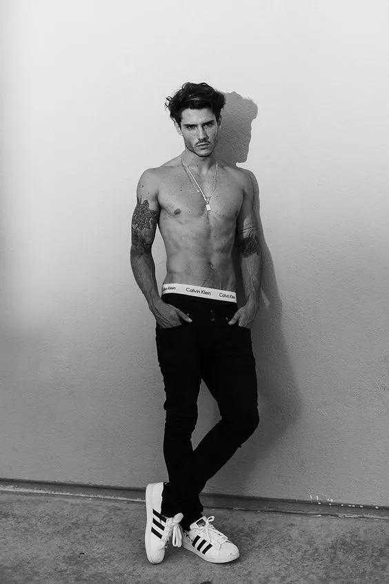 穿牛仔裤的男人的特点,有魅力的男人穿牛仔裤