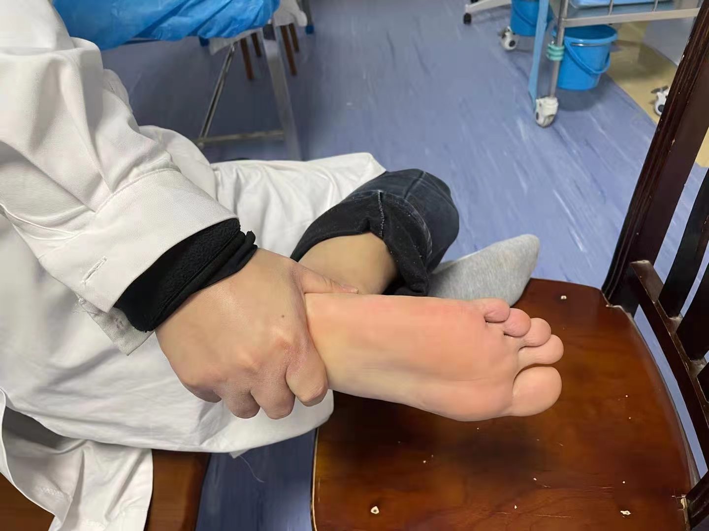 中医正骨手法复位踝关节视频,踝关节脱位中医正骨法