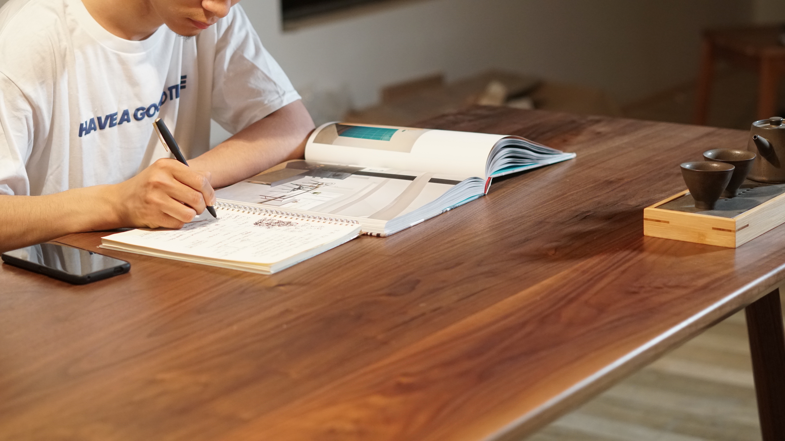 选家具选板木结合还是实木,选家具要选实木的