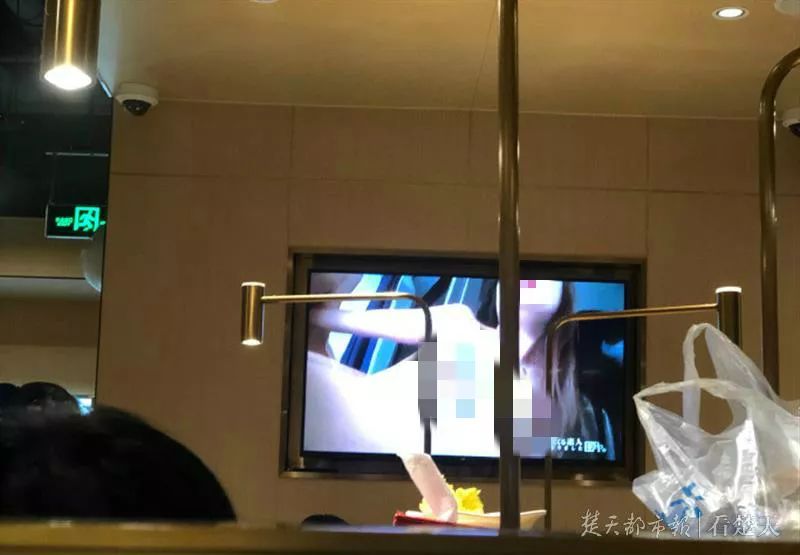 海底捞又“出事了”！汉口某店电视上突然*放播**大尺度视频！