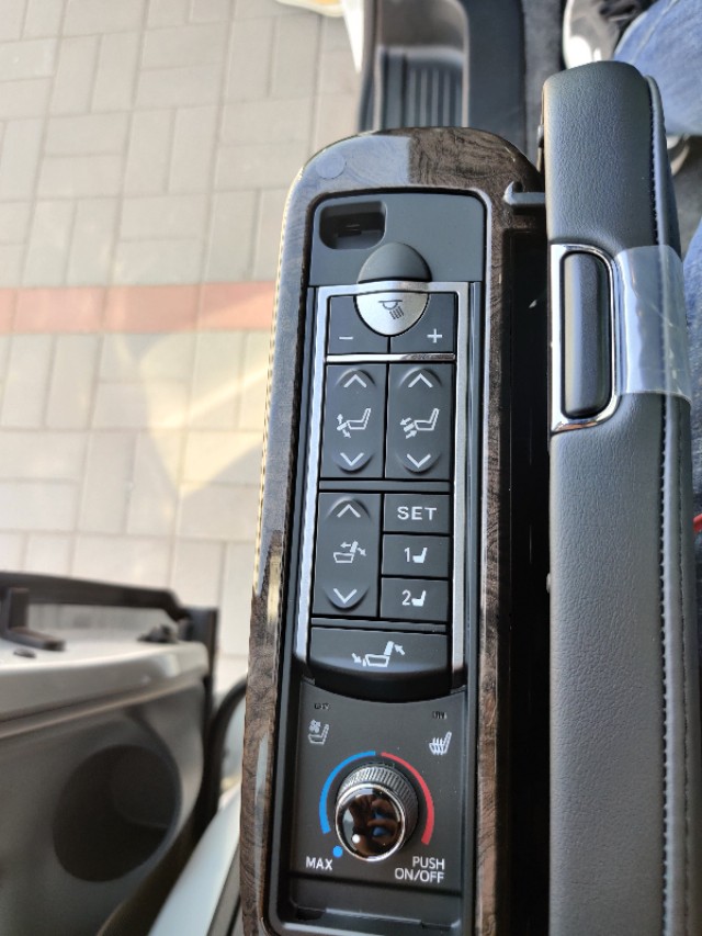 丰田保姆车埃尔法,日系保姆车埃尔法