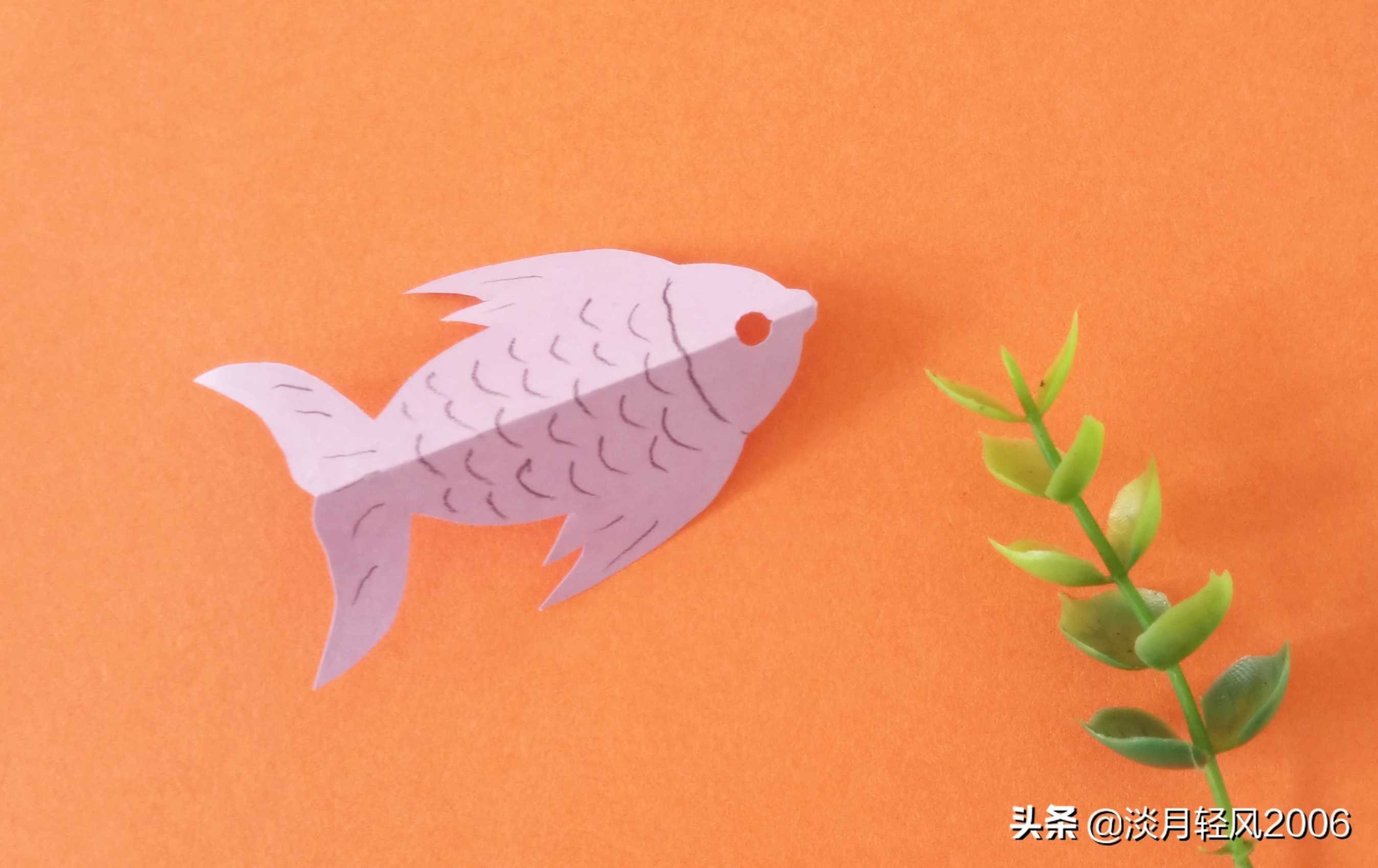 用彩纸制作出一只可爱的小鱼,橡皮泥做的小鱼放彩纸上怎么做