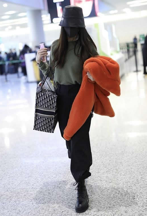 杨颖同款羽绒服穿搭,杨颖同款红色短裤羽绒服上衣