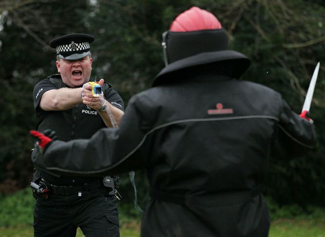 英国警察的武装化历程,英国武装警察战术队形