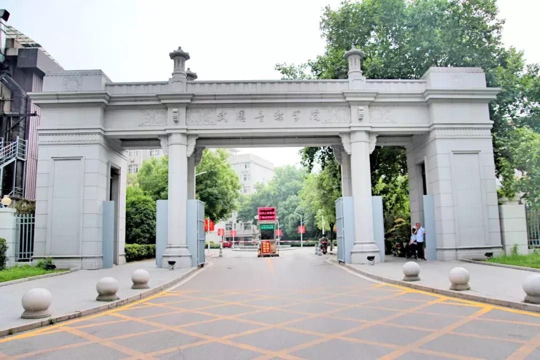 武昌这所低调的大学坐拥一线江景,教学楼窗外就是黄鹤楼