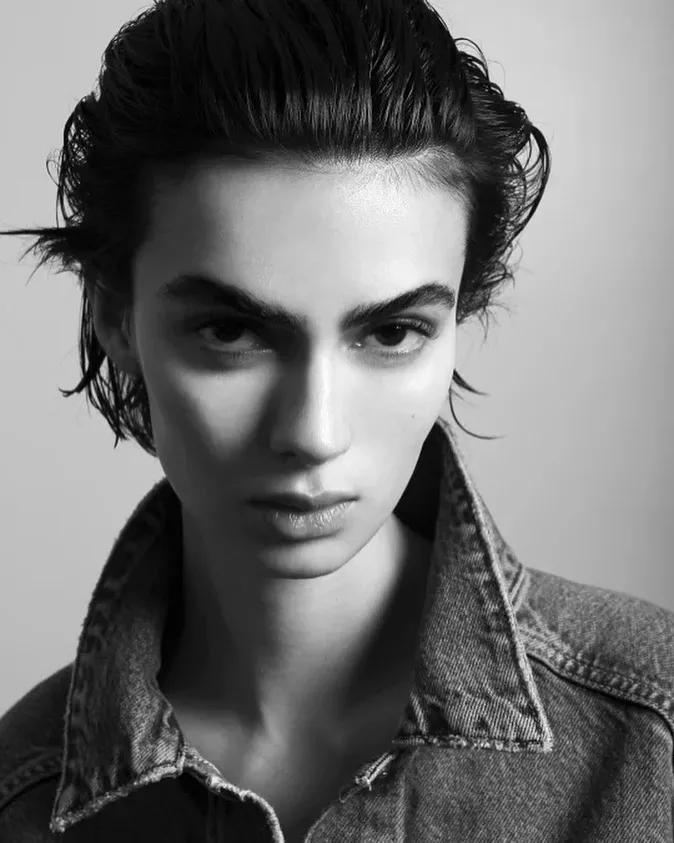 女明星红毯造型少不了它？网友：论优雅，还得是Armani的设计