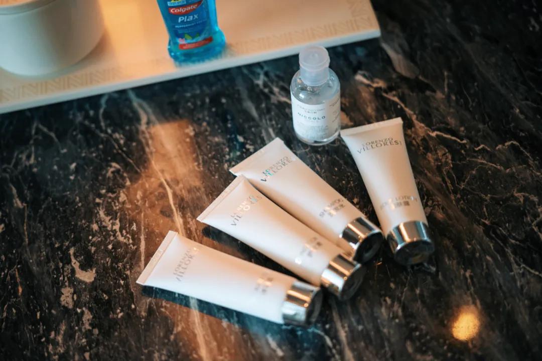 把繁华踩在脚下,将吃喝囊括周边。去长沙要住地标里