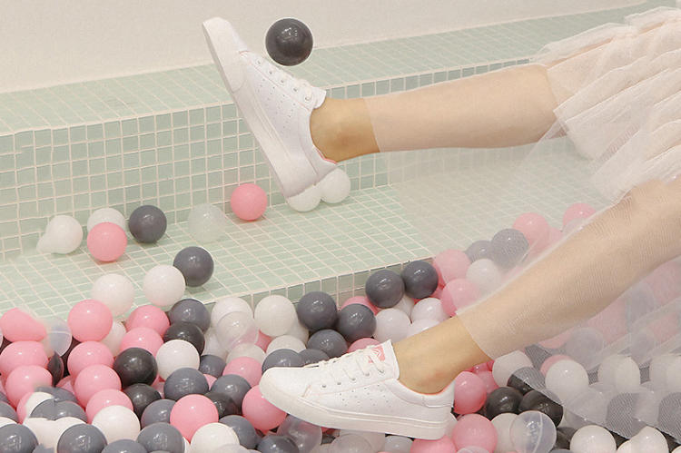 小白鞋好看系带法,小白鞋穿出酷酷的感觉