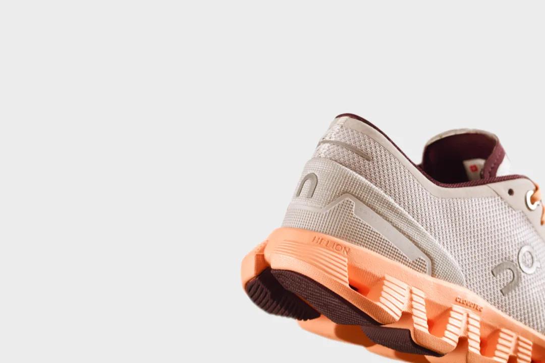 刘嘉玲穿运动鞋,54岁的刘嘉玲穿运动装登山