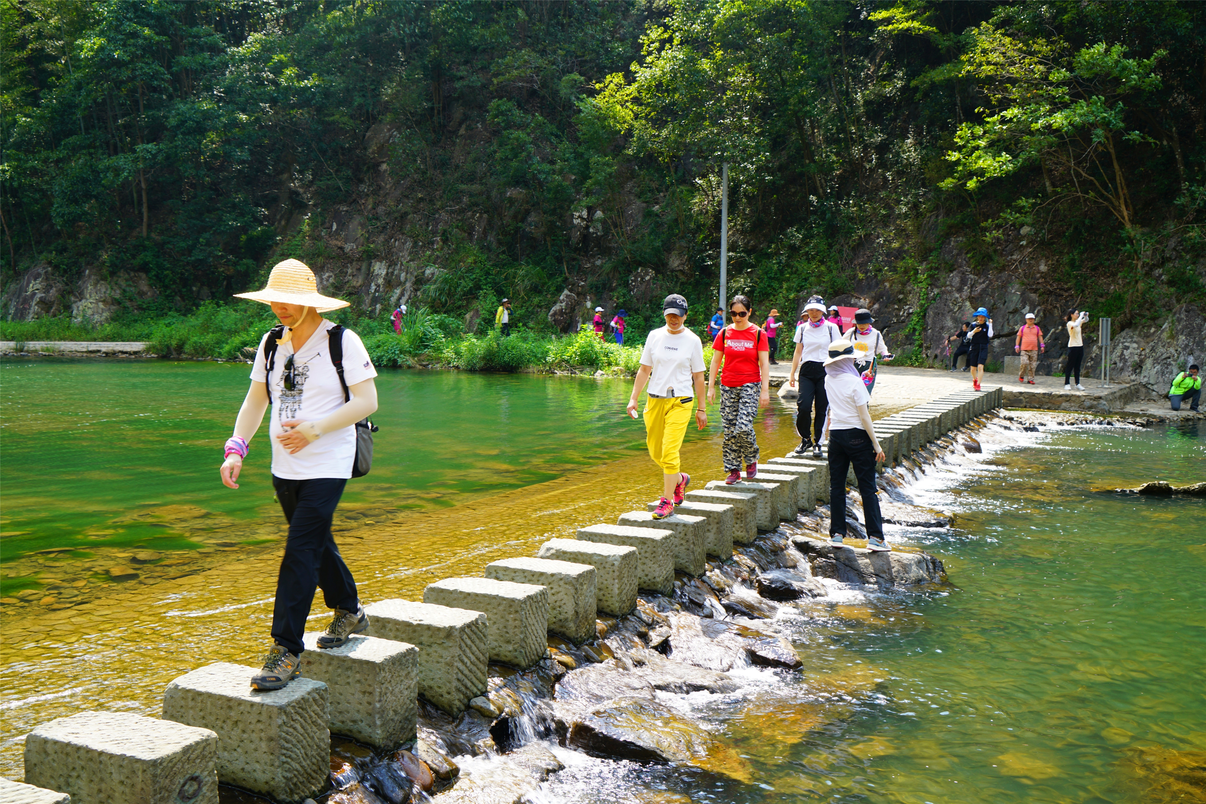 新昌这条溪，近来大火，古时是*私走**食盐秘密通道之一，人称十八渡