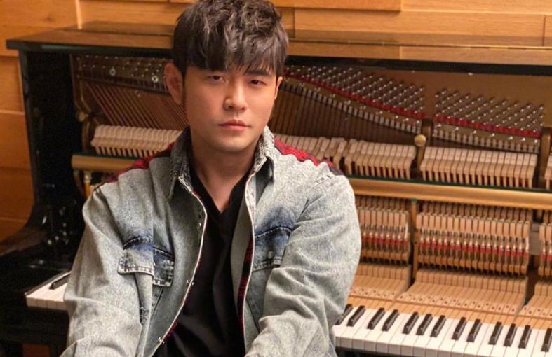 周杰伦比赛也不忘耍帅,周杰伦通宵带队友疯狂冲上王者