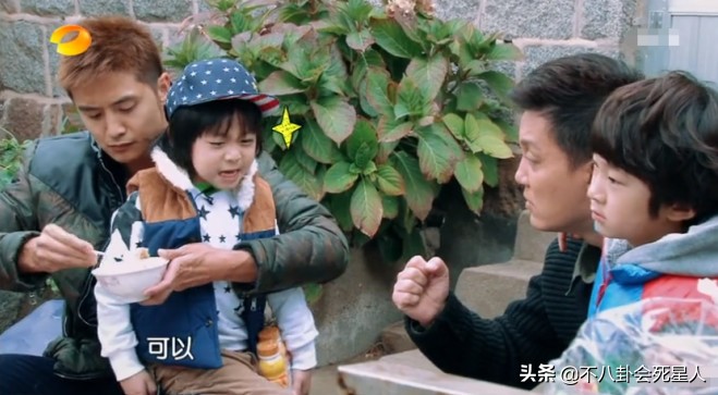 爸爸最可爱一瞬间,家有萌宝kimi和王诗龄太搞笑了