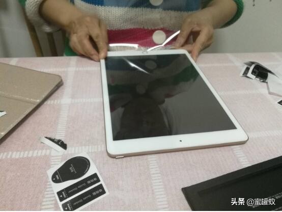 平板贴膜详细教程注意以下几点,怎么看平板贴膜了和没有贴膜