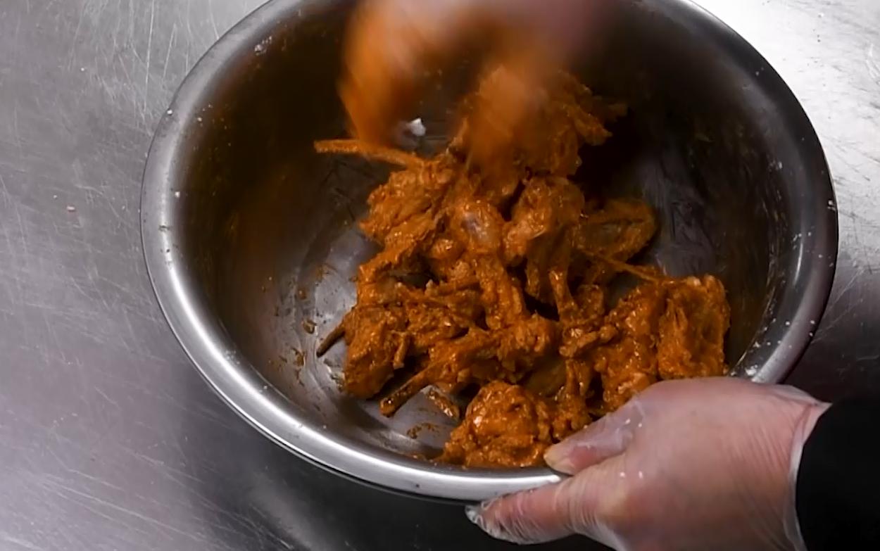 地摊鸡叉骨的炸制方法,正宗酥脆鸡叉骨制作教程