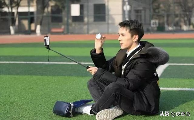 侠客岛:双11,看!那个抹口红的男人