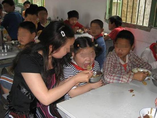 “推你一下怎么了”?熊孩子当街推孕妇,家长强势护犊子惹怒众人