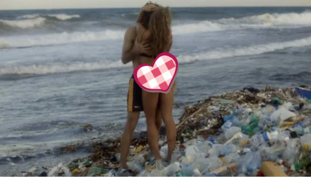 男子与女友隔着警戒线拥抱,男子和女子在沙滩上拥抱