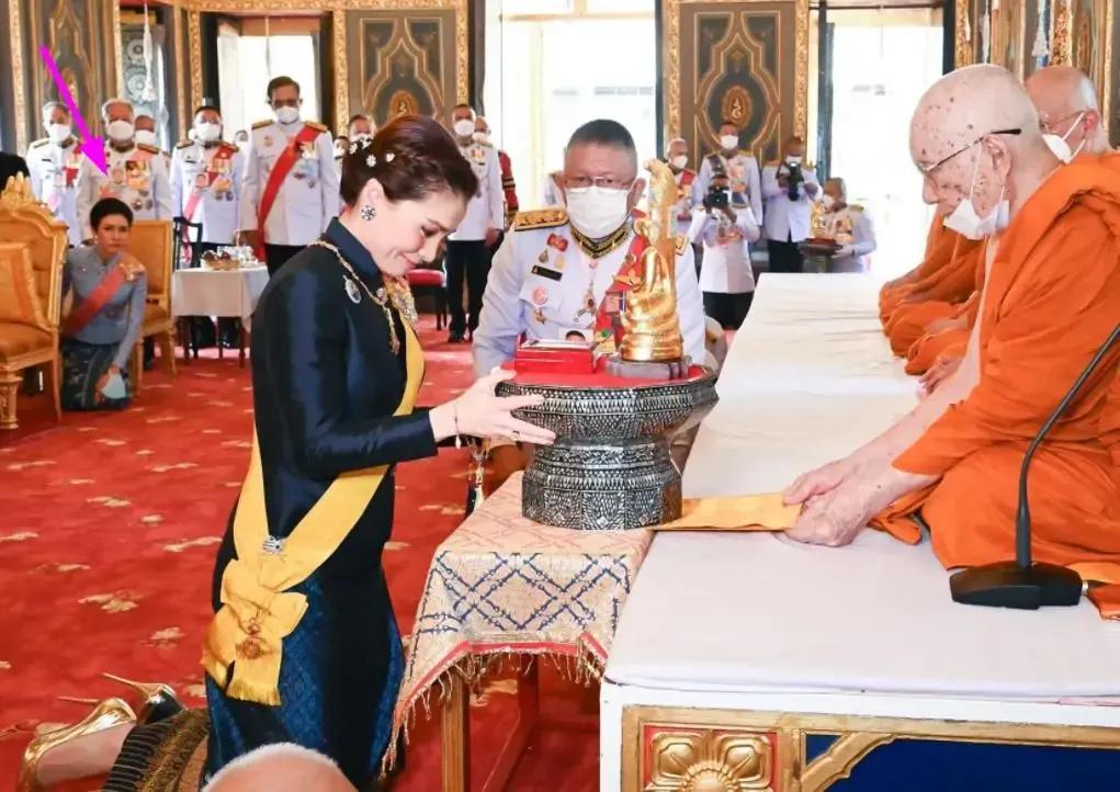 最新公务活动，诗妃坐次改变暗示地位改变，跪地卑微惹人怜