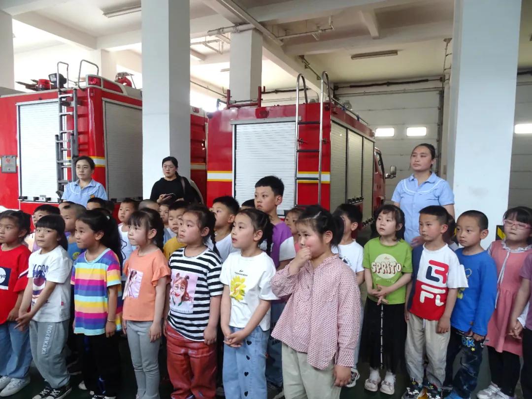 和消防员一起过六一儿童节,六一消防童行