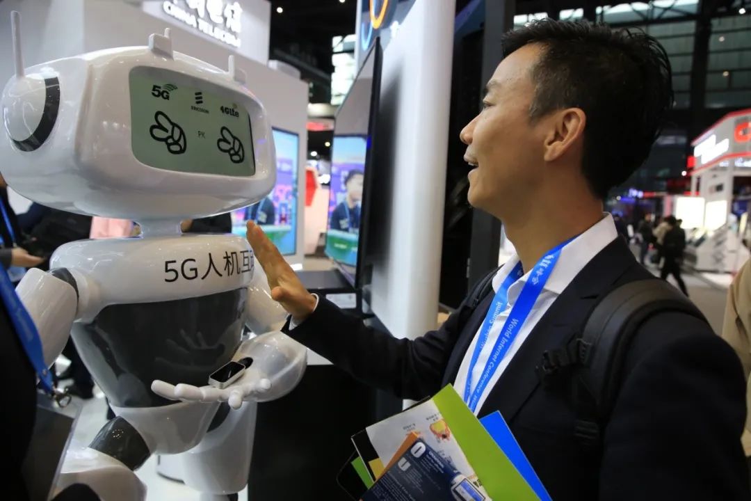 来了,电信“机器人天团”!网友:“成精了!”