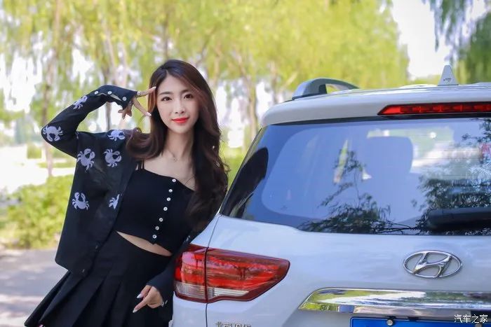 走稳重路线,北京现代ix35路上行驶视频