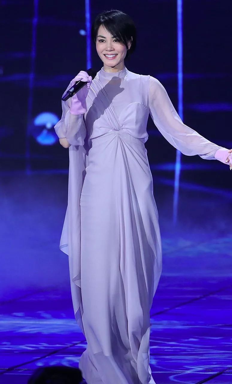 王菲50多岁依旧年轻的心态,半隐退娱乐圈