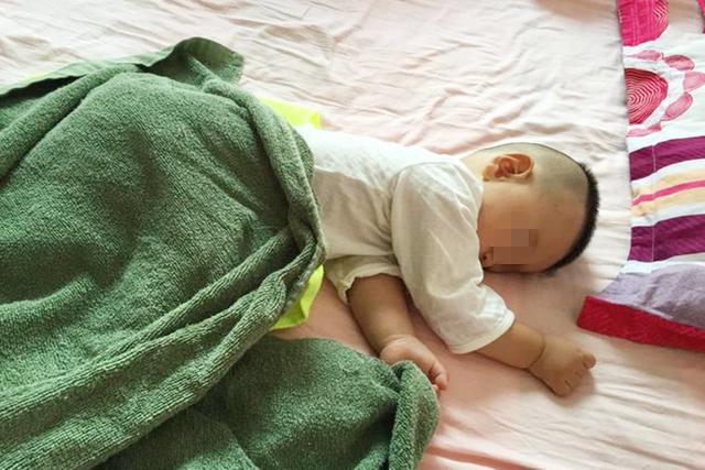 从小睡枕头会影响孩子吗,小孩睡枕头和不睡枕头的头型对比