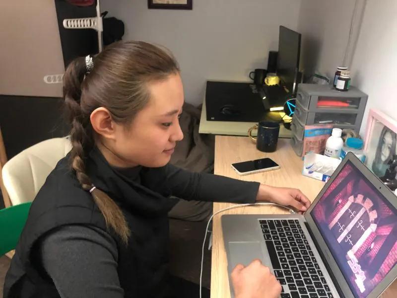 女孩为了还债当上外卖员 (25岁女子替母还债成外卖员)