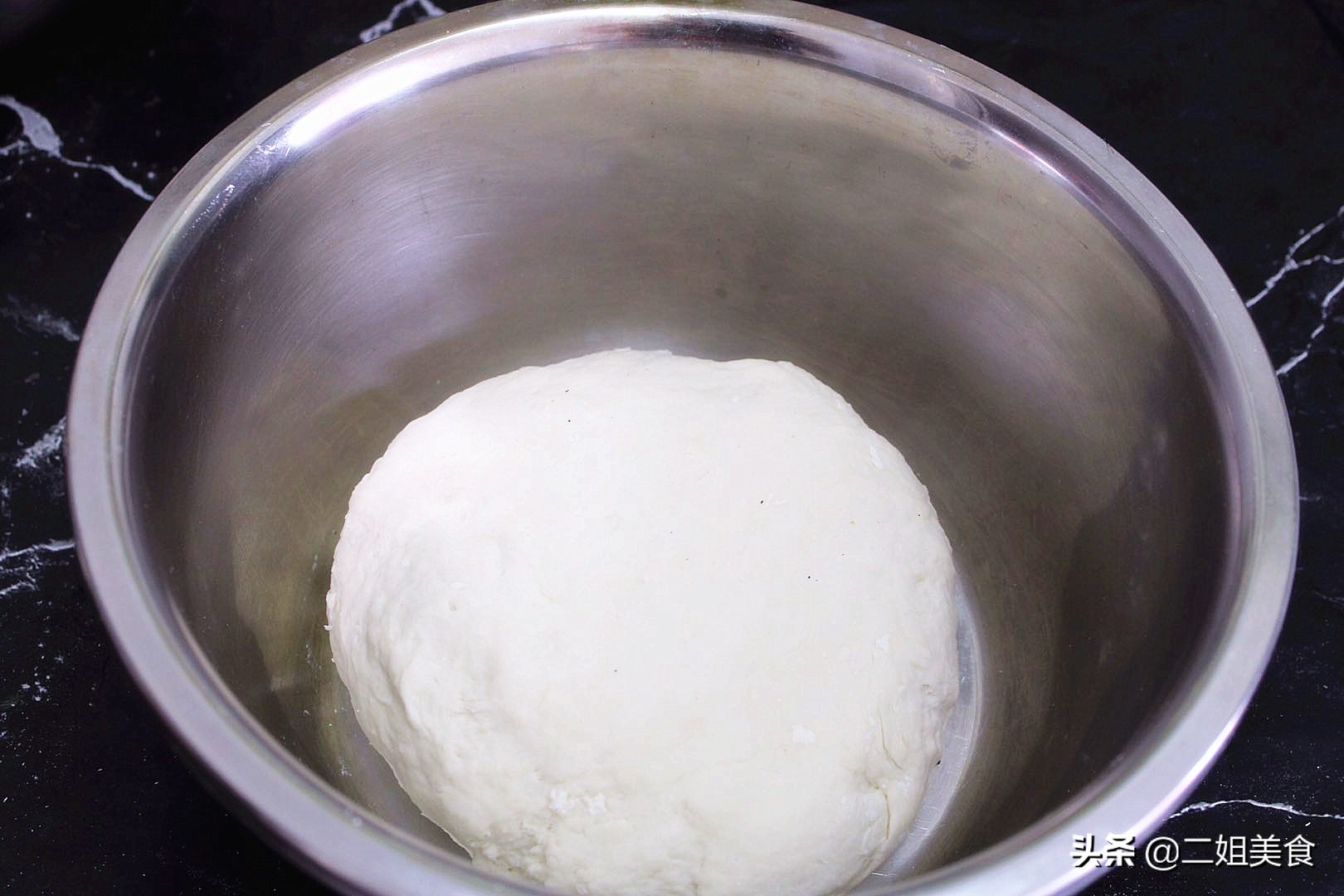 和面时老粘盆怎么办,和面时候面粉粘手怎么解决