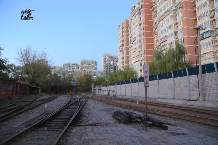 行人车辆请注意火车就要来了,行人车辆请注意火车来了不要抢道