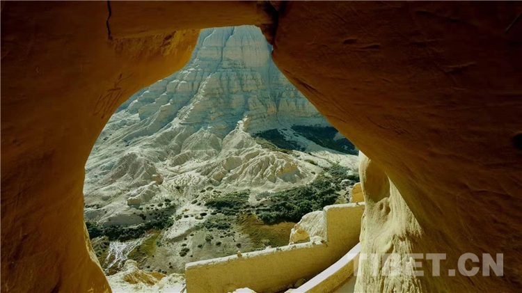 十一世班禅在托林寺为信教群众举行长寿灌顶法会