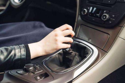 自动挡汽车上坡下坡的正确步骤,自动挡车长上坡路段怎么正确行驶