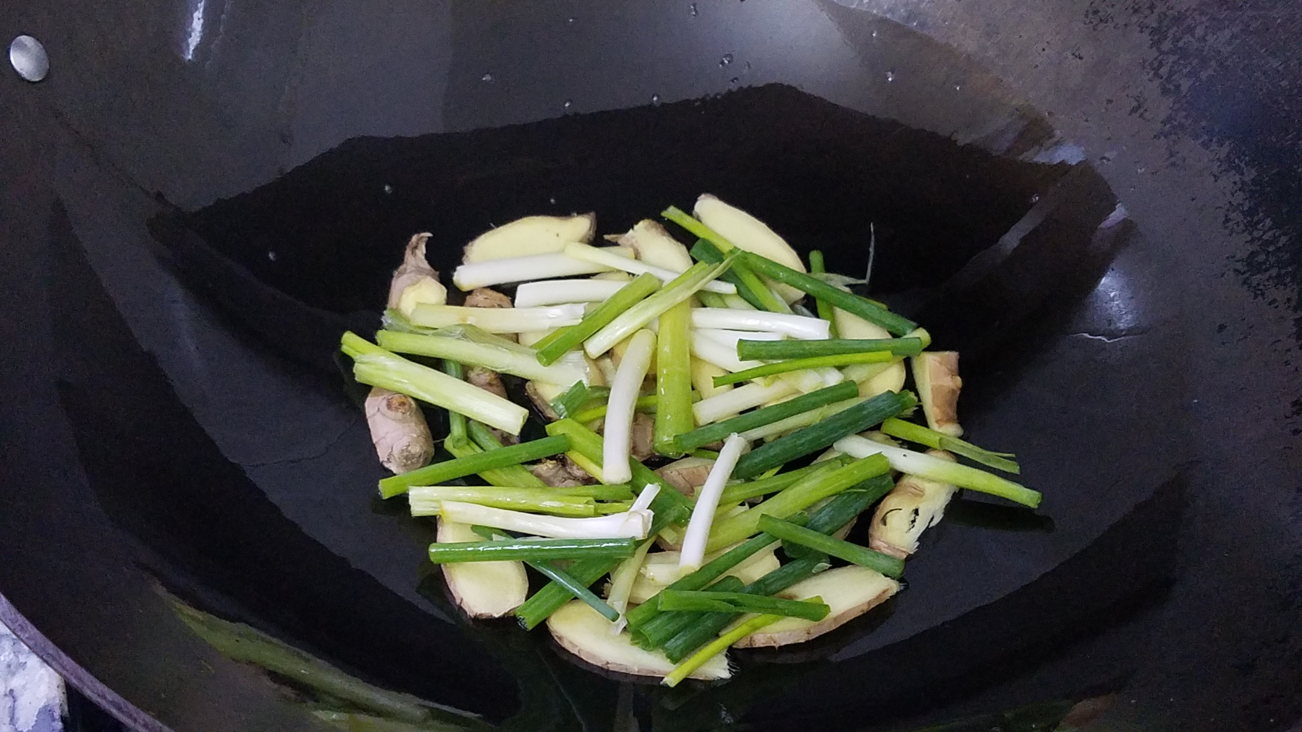 广东正宗的水煮盐焗鸡,广东用盐的盐焗鸡爪的正宗做法